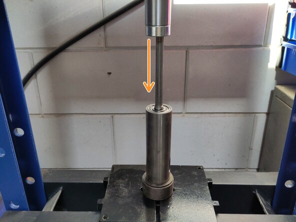 Kinzo 8E116 Spindle Bearing Replacement, press spindle from quill: crwdns2935265:03crwdnd2935265:02crwdnd2935265:02crwdne2935265:0