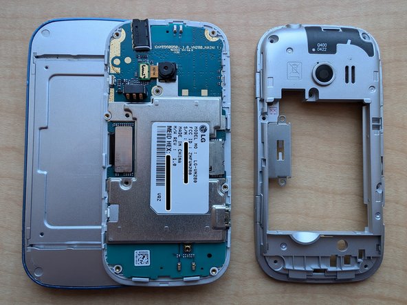 LG Extravert 2 Teardown, Take off the back panel: crwdns2935265:05crwdnd2935265:03crwdnd2935265:03crwdne2935265:0