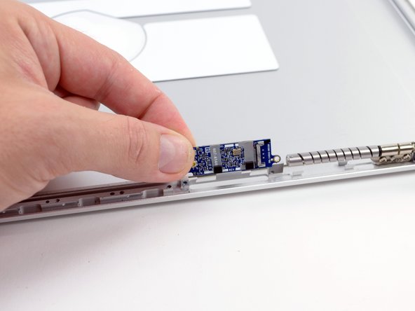 MacBook Pro 17" Unibody Rear Display Bezel Replacement: crwdns2935265:042crwdnd2935265:02crwdnd2935265:02crwdne2935265:0