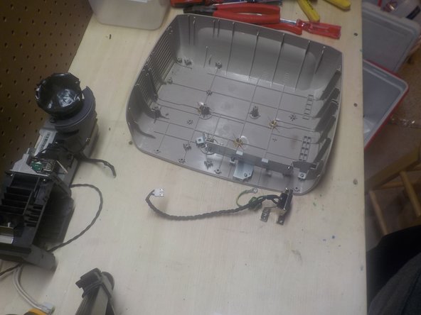 3M SCP176 DLP Projector Teardown, Emptying the bottom case: crwdns2935265:013crwdnd2935265:02crwdnd2935265:03crwdne2935265:0