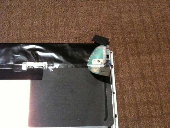 iMac Intel 20吋“EMC 2133和2210LCD面板温度传感器/电缆安装更换, LCD面板温度传感器/电缆安装: 步骤 11 中的图像 1，2