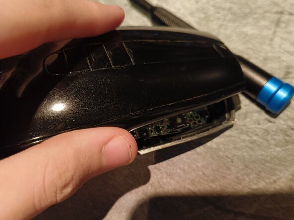 Logitech MX Air Battery Replacement, Lift the top from the bottom: crwdns2935265:03crwdnd2935265:01crwdnd2935265:01crwdne2935265:0