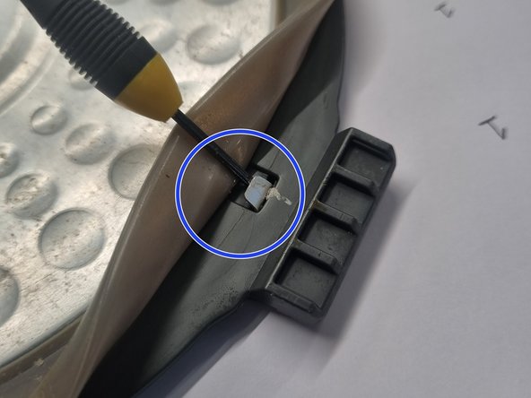 Midea FC307B Rice Cooker Teardown, Dismantling inner lid: crwdns2935265:013crwdnd2935265:03crwdnd2935265:03crwdne2935265:0