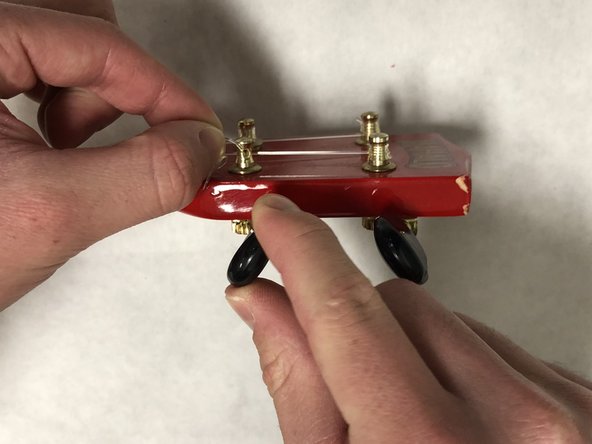 Ukulele Tuning Pegs Replacement: passo 10, immagine 3 di 3