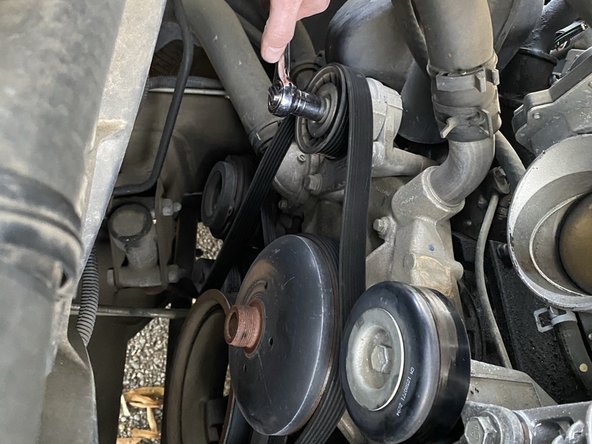 2005 Chevrolet Tahoe Alternator Replacement: crwdns2935265:014crwdnd2935265:03crwdnd2935265:03crwdne2935265:0