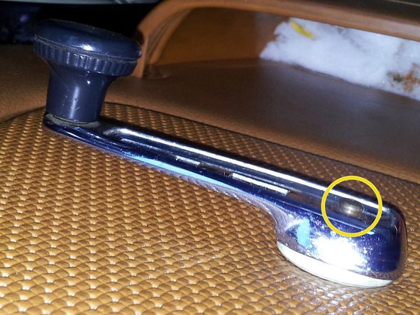 Disassembling Mercedes W123 Door Panel: crwdns2935265:08crwdnd2935265:03crwdnd2935265:03crwdne2935265:0