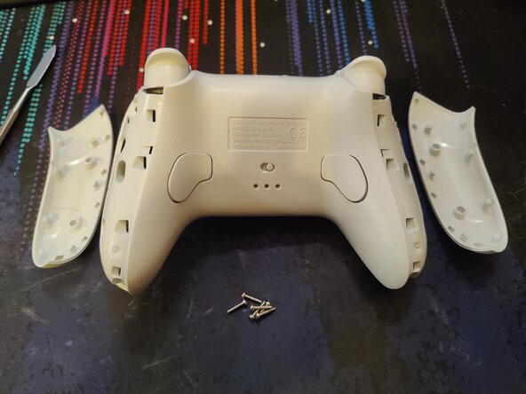 Disassembling 8BitDo Ultimate Bluetooth Controller, Remove cover panels: crwdns2935265:01crwdnd2935265:03crwdnd2935265:03crwdne2935265:0