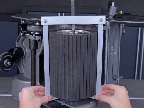 Clarke Floor Sander 07012A 2012 Drum Expander Replacement, Attach the drum puller: crwdns2935265:08crwdnd2935265:02crwdnd2935265:02crwdne2935265:0