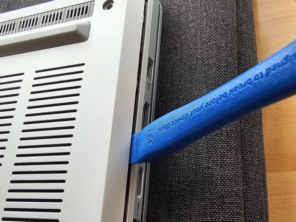 Asus ROG Zephyrus G14 (2024) m.2 SSD Drive Replacement, Pry Open the Bottom Cover: crwdns2935265:03crwdnd2935265:03crwdnd2935265:03crwdne2935265:0