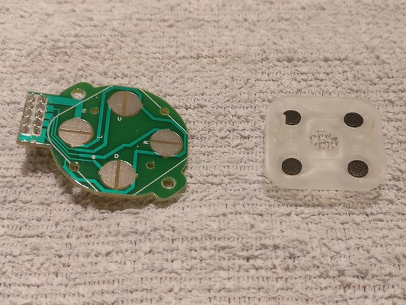 Desmontaje del Hyperkin Duke, Extraer el conjunto D-Pad: paso 10, imagen 3 de 3