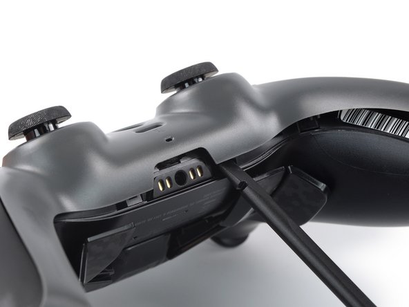 Scuf Reflex Thumbsticks Replacement, Pry up the center of the faceplate trim: crwdns2935265:03crwdnd2935265:02crwdnd2935265:02crwdne2935265:0