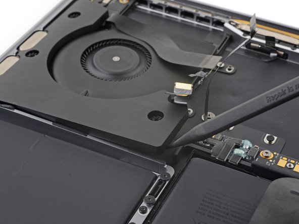 MacBook Pro 13" 2022 (M2) Headphone Jack Replacement, Pry up the left speaker: Schritt 32, Bild 2 von 2