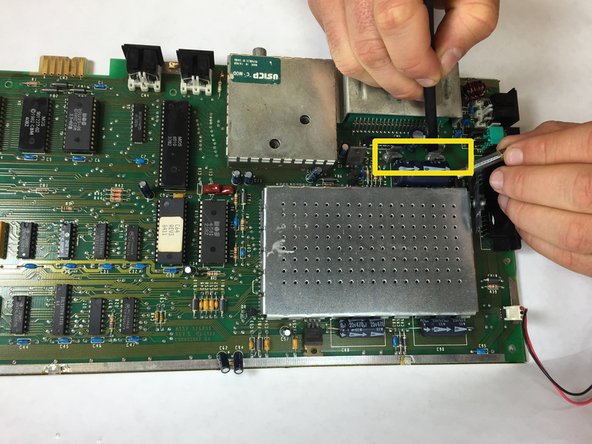 Commodore 64 3AG fuse Replacement, Removing the 3AG fuse: crwdns2935265:05crwdnd2935265:02crwdnd2935265:02crwdne2935265:0