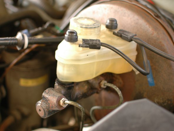 Mercedes W123 Brake Reservoir Rubber Seals Replacement: crwdns2935265:012crwdnd2935265:02crwdnd2935265:02crwdne2935265:0