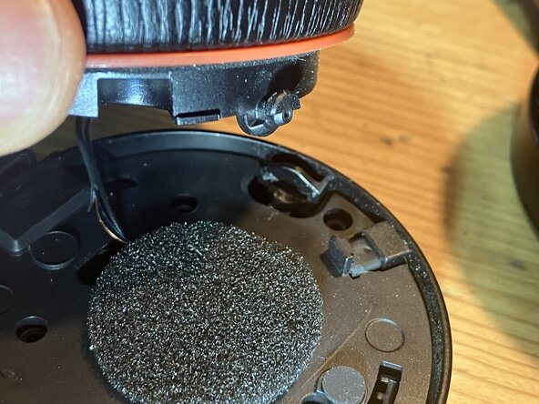 Jabra Evolve 75 battery replacement, opening the case: crwdns2935265:04crwdnd2935265:03crwdnd2935265:03crwdne2935265:0