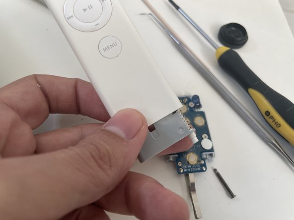 Apple remote (A1156 EMC 2086) Teardown, Taking out the internals: crwdns2935265:03crwdnd2935265:03crwdnd2935265:03crwdne2935265:0