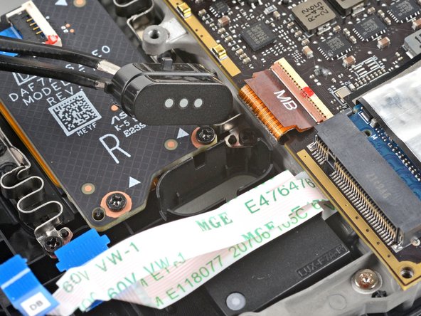 Steam Deck Quick Access Button Replacement, Remove the quick access button: crwdns2935265:023crwdnd2935265:02crwdnd2935265:02crwdne2935265:0