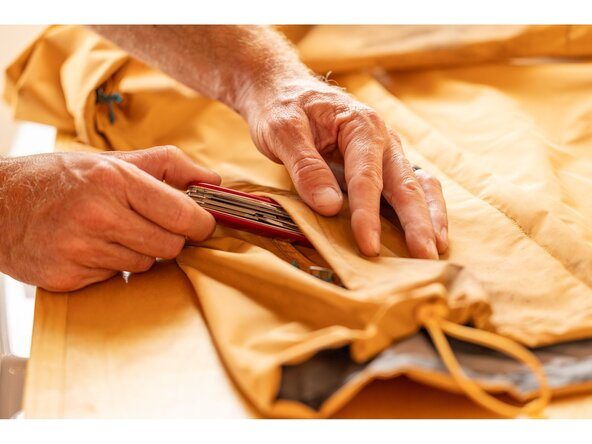 How to Wash a Waterproof Jacket, Prepare your jacket: crwdns2935265:02crwdnd2935265:02crwdnd2935265:03crwdne2935265:0