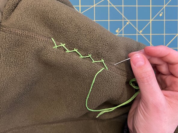 Herringbone Stitch on a Split Seam, Continue the stitch: crwdns2935265:07crwdnd2935265:02crwdnd2935265:02crwdne2935265:0