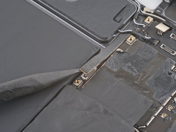 iPad Pro 11" 3rd Gen Battery Replacement, Disconnect the top interconnect board: crwdns2935265:067crwdnd2935265:02crwdnd2935265:02crwdne2935265:0