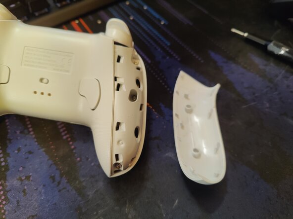 Disassembling 8BitDo Ultimate Bluetooth Controller, Remove cover panels: crwdns2935265:01crwdnd2935265:02crwdnd2935265:03crwdne2935265:0