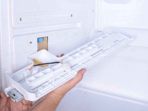 LG Refrigerator Evaporator Fan Replacement, Disconnect the drawer switch and remove the lower slide: crwdns2935265:011crwdnd2935265:03crwdnd2935265:03crwdne2935265:0