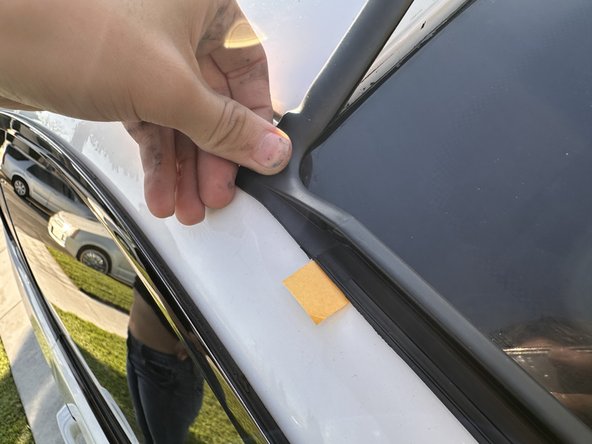 2010 BMW 335i Coupe Windshield Seal Replacement: crwdns2935265:06crwdnd2935265:02crwdnd2935265:03crwdne2935265:0