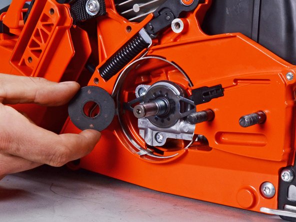 Echo Chain Saw CS590 2019 Oil System Replacement, Remove the clutch plate: crwdns2935265:028crwdnd2935265:03crwdnd2935265:03crwdne2935265:0