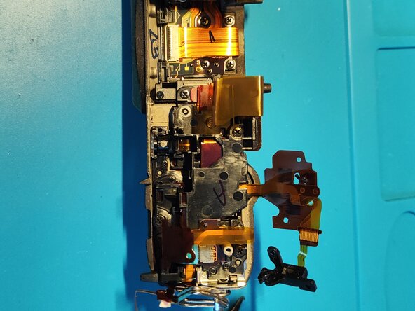 Sony A7 II Top Flex Cable replacement, Removing the top assembly 2 - finally: crwdns2935265:027crwdnd2935265:03crwdnd2935265:03crwdne2935265:0