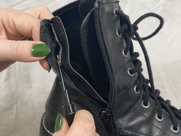 Boot Zipper Replacement: passo 2, immagine 3 di 3