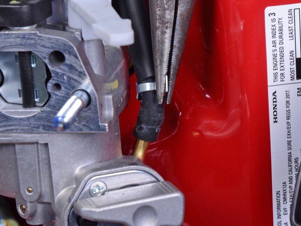 Honda FC600 Tiller Carburetor Replacement, Disconnect the Fuel Supply Hose: crwdns2935265:016crwdnd2935265:03crwdnd2935265:03crwdne2935265:0