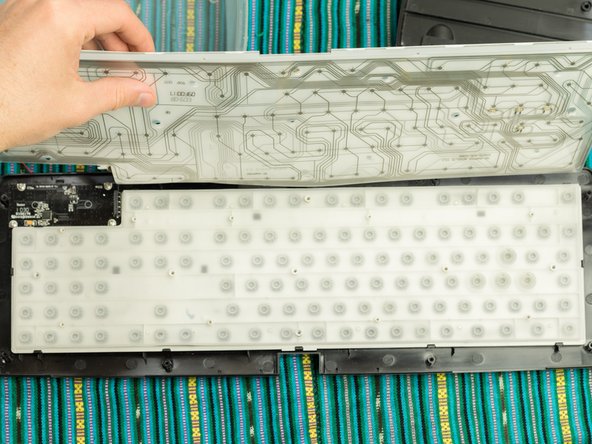 How to disassemble for cleaning, Lift the membrane layers: passo 5, immagine 2 di 3