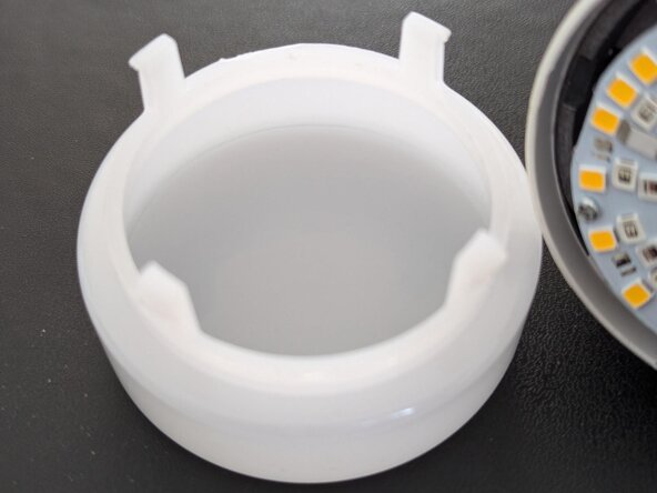 Removing the diffuser of the LIFX Colour A60: crwdns2935265:03crwdnd2935265:01crwdnd2935265:02crwdne2935265:0