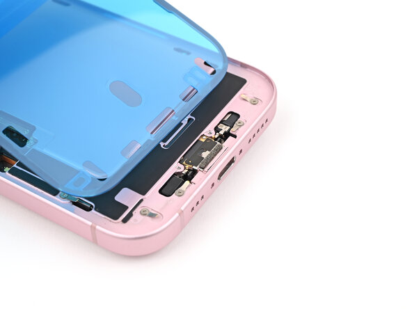 iPhone 15 Screen Replacement, Apply the adhesive: 步骤 43 中的图像 2，3