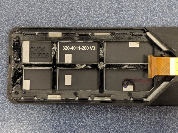NVIDIA (2015) Remote P2575 Battery Replacement and Breakdown, Removing the Ribbon Cable from Circuit: 手順 5、 2の画像 2