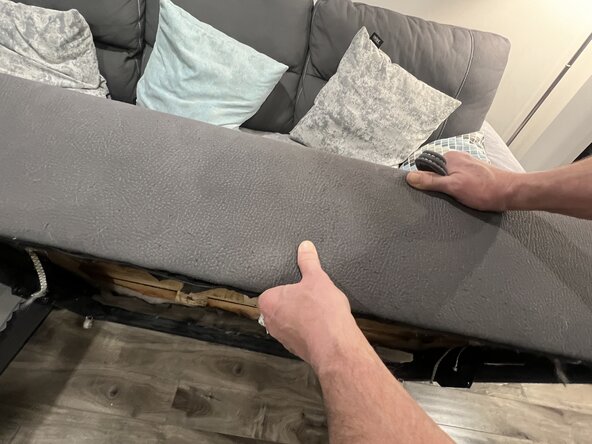 How to Fix a Dislodged Couch Spring: 2 단계, 이미지 3개 중 3개