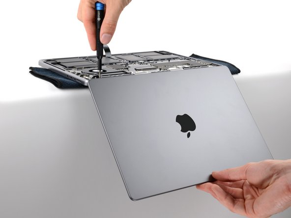 MacBook Pro 14" Late 2023 (M3) Screen Replacement, Remove the hinge screws: crwdns2935265:042crwdnd2935265:03crwdnd2935265:03crwdne2935265:0