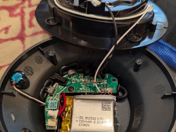 Soundcore Headphone Battery Replacement, Remove speaker from housing to expose the battery.: crwdns2935265:02crwdnd2935265:03crwdnd2935265:03crwdne2935265:0