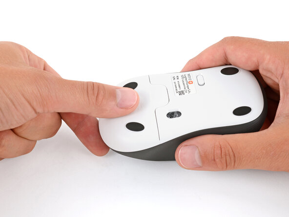 Logitech M310 Battery Replacement, Remove the battery cover: crwdns2935265:02crwdnd2935265:01crwdnd2935265:03crwdne2935265:0