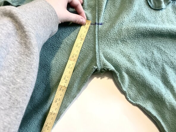 Transforming High-Rise Pants into Low-Rise Style by Hand: crwdns2935265:02crwdnd2935265:03crwdnd2935265:03crwdne2935265:0