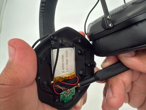 V-Moda Crossfade II Wireless Charging Port Board Replacement: step 3, image 2 of 3