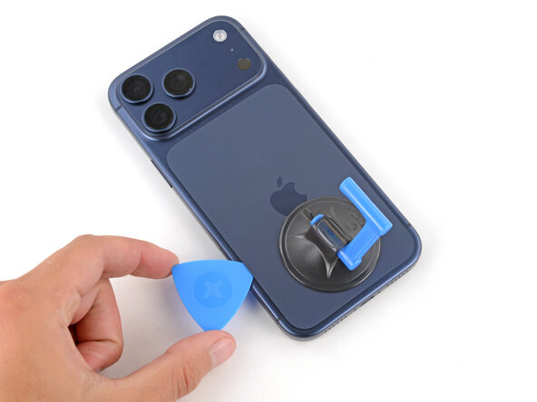 iPhone 17 Pro Back Glass Replacement, Separate the adhesive: crwdns2935265:07crwdnd2935265:03crwdnd2935265:03crwdne2935265:0