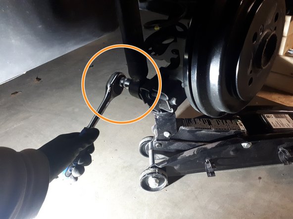 2010-2017 Suzuki Swift Rear Springs Replacement, detach shock absorber: 步骤 3 中的图像 2，3