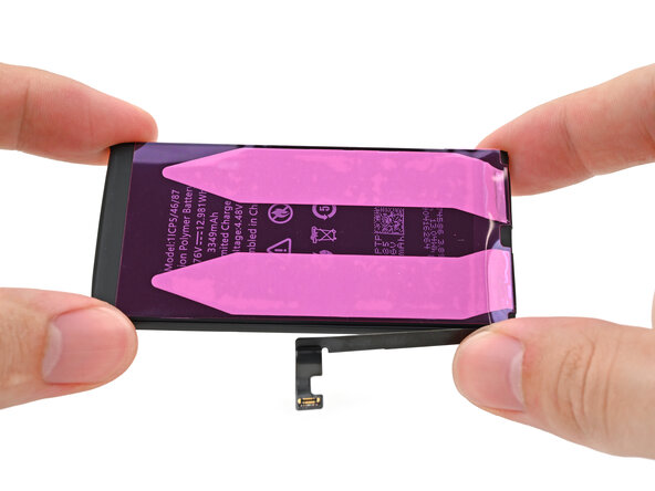 iPhone 15 Battery Replacement, Remove the plastic sleeve: stap 36, afbeelding 2 van 2