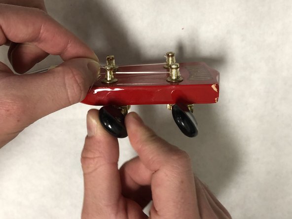 Ukulele Tuning Pegs Replacement: passo 10, immagine 2 di 3
