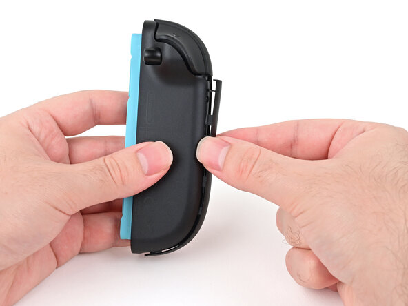 Joy-Con 2 (Left) Battery Replacement, Install the plastic strip: crwdns2935265:024crwdnd2935265:02crwdnd2935265:03crwdne2935265:0