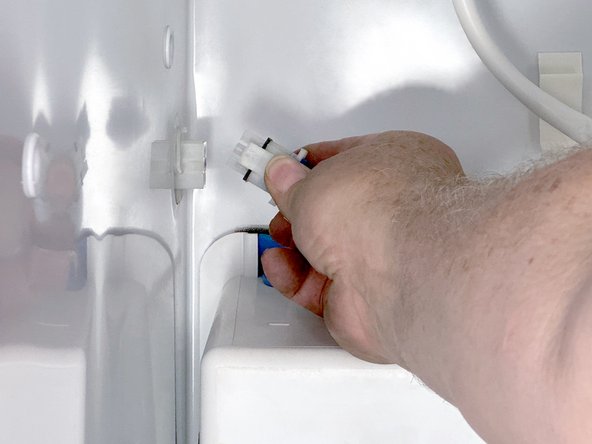 GE Side-By-Side Refrigerator Evaporator Fan Replacement, Disconnect the left hand cable: 步骤 21 中的图像 2，2