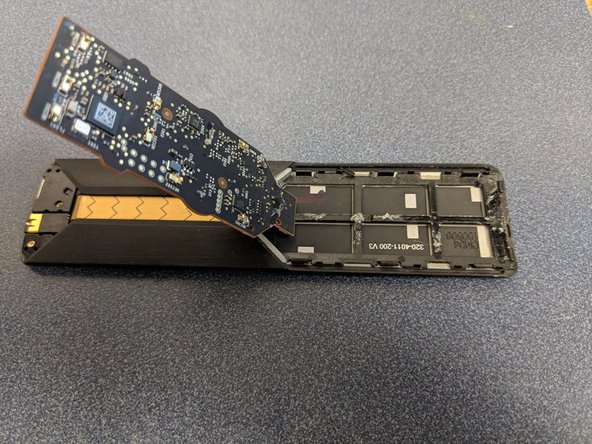 NVIDIA (2015) Remote P2575 Battery Replacement and Breakdown, Removing the first Circuit Board: 手順 4、 3の画像 3