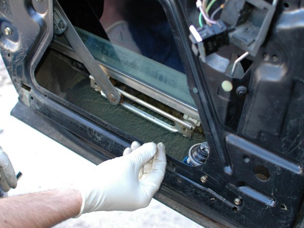 Mercedes W123 Power Window Regulator, Rear Replacement: crwdns2935265:03crwdnd2935265:02crwdnd2935265:02crwdne2935265:0