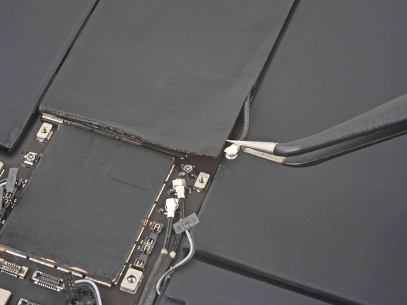 iPad Pro 11" 2nd Gen Logic Board Replacement, Disconnect the bottom right Wi-Fi antenna cable: crwdns2935265:064crwdnd2935265:03crwdnd2935265:03crwdne2935265:0